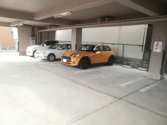 インペリアル宮前の駐車場
