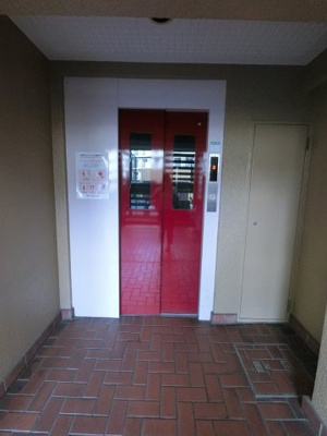 【その他共用部分】 | 洋伸洋光台マンション | お買い物時やベビーカーの出し入れに便利なエレベーター付です。