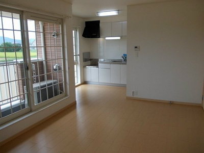 【居間・リビング】 | メゾンカルムN | こちらのリビングで趣味の時間をお楽しみください