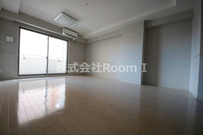 【居間・リビング】 | ロイヤルパークス桃坂 | ゆったりとしたリビングです