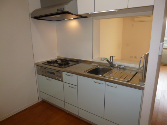 エクリールＢのキッチン|3口ガスコンロ付き