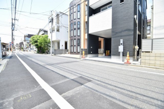 【前面道路含む現地写真】 | 前面道路は広めの6.5ｍ　交通量は少なめです。