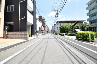 【前面道路含む現地写真】 | 前面道路は公道6.5ｍ　日々の車庫入れにもストレスを感じません。