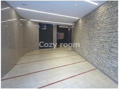 【ロビー】 | セレニテ新大阪calme | 明るくて綺麗かつ広いロビーです