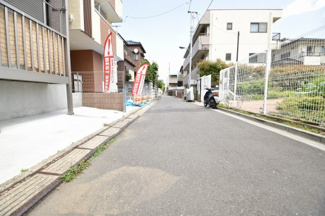 【前面道路含む現地写真】 | 前年道路に車の通行はほとんど御座いません。小さなお子様にも安心の立地です。