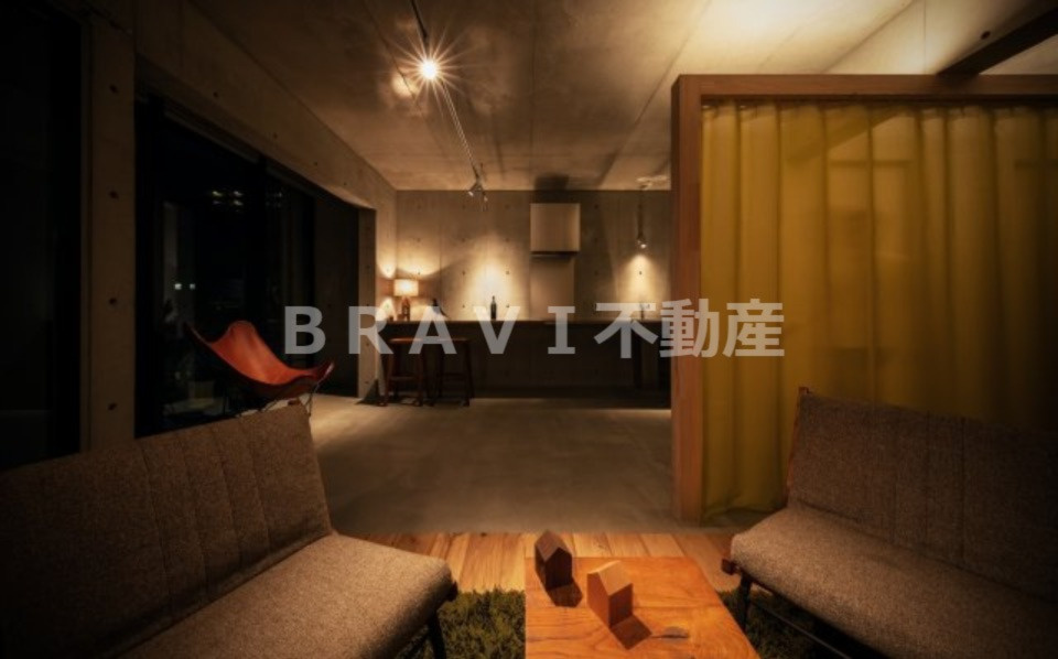 ROSSO BRAVI不動産の居間・リビング