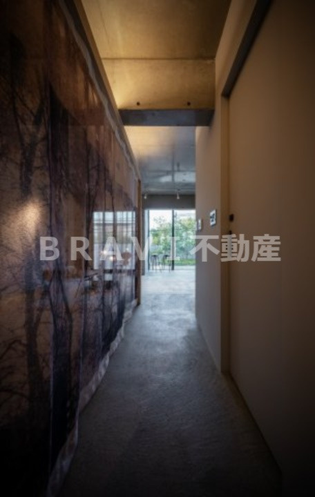 ROSSO BRAVI不動産の玄関