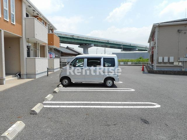 リバーウィングＢの駐車場