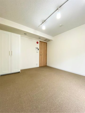 「防音マンション」ハーモニーグラシア大山の洋室|Bluetooth仕様のスピーカーも付いています。接続すればすぐにでも使用可能です。右上は24時間稼働の換気口です。