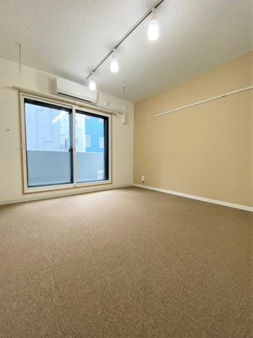 「防音マンション」ハーモニーグラシア大山の居間・リビング|居室は防音床、防音壁、防音天井となっており、コンクリートの厚みは１８０㎜と、まさに楽器を演奏するためにつくられた24時間楽器演奏可能の防音室です。