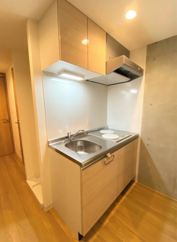 「防音マンション」ハーモニーグラシア大山のキッチン|キッチンはIHコンロ2口、ちゃんとまな板スペースも確保してます。