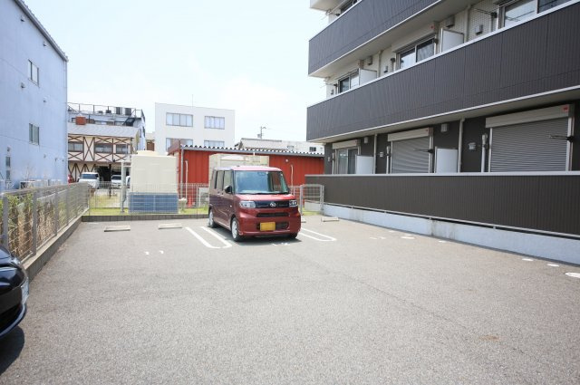 レガーロアサヒの駐車場