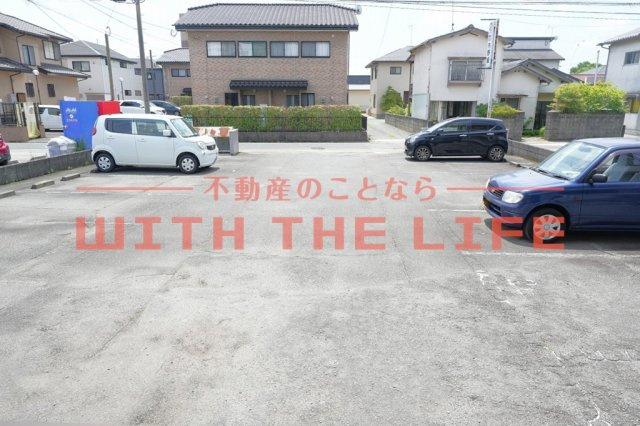 内野ハイツ【キャッシュバック対象物件】の駐車場|車をお持ちの方に嬉しい駐車場付きの物件です