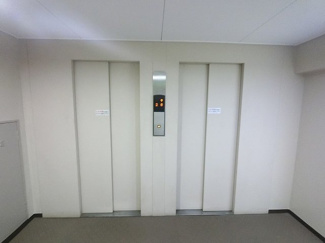 【その他共用部分】 | お買い物時やベビーカーの出し入れに便利なエレベーター付
混雑時にも便利なエレベーター2基付です。