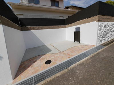 【駐車場】 | 泉台５丁目リノベーション中古戸建 | ２台スペース（※サイズ要確認）