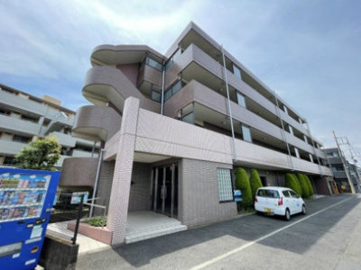 【外観】 | レーベンシュロス枡形 | 小田急線「向ヶ丘遊園」駅より徒歩11分！鉄筋コンクリートの4階建てマンションです♪スーパーやコンビニが近くて便利な住環境です☆