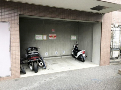 【その他共用部分】 | レーベンシュロス枡形 | 屋内バイク置き場を完備しています！バイクがあれば通勤・通学、お買い物にも便利です☆
