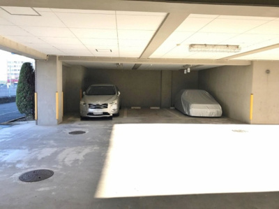 【駐車場】 | レーベンシュロス枡形 | いつでも目の届く敷地内に駐車場があります♪屋内なので、雨の時の乗り降りもらくらく♪