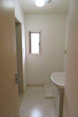 【洗面所】 | ビバリー春日山B棟 | 脱衣スペースもあります