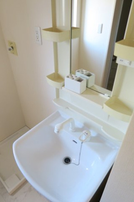 【独立洗面台】 | ビバリー春日山B棟 | 広く使いやすい独立洗面台です