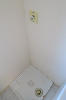 【設備】 | ビバリー春日山B棟 | 室内に洗濯機置き場があります。