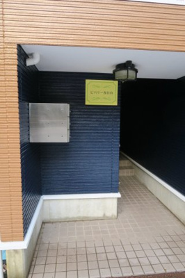 【エントランス】 | ビバリー春日山B棟 | 落ち着いたエントランスです。人感センサーがあります。