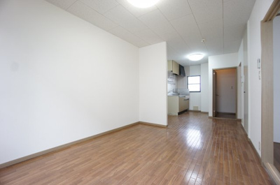 【居間・リビング】 | パルメゾン | 壁クロス全面貼り替えます。