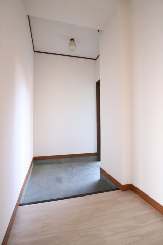 中西マンションの玄関