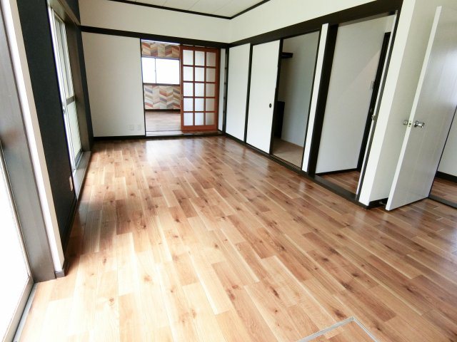 高津戸町貸家の居間・リビング