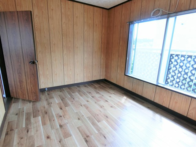 高津戸町貸家の洋室