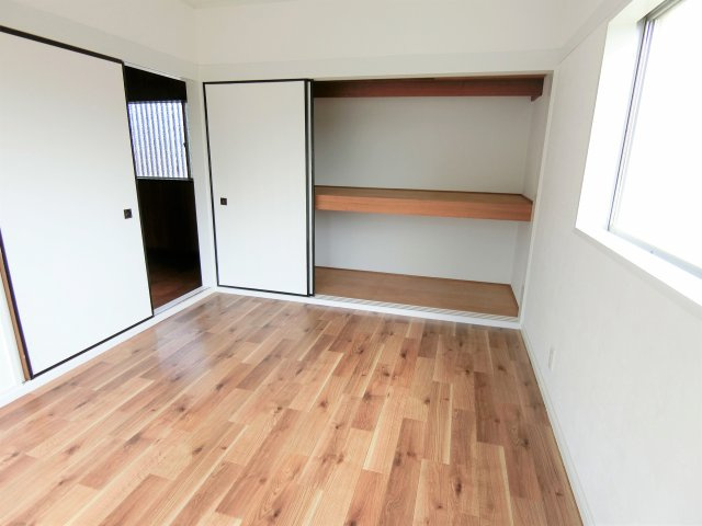 高津戸町貸家の洋室