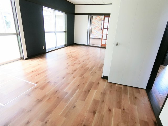 高津戸町貸家の居間・リビング