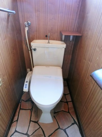 高津戸町貸家のトイレ