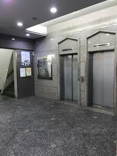 新宿区西新宿１丁目の事務所のエントランス