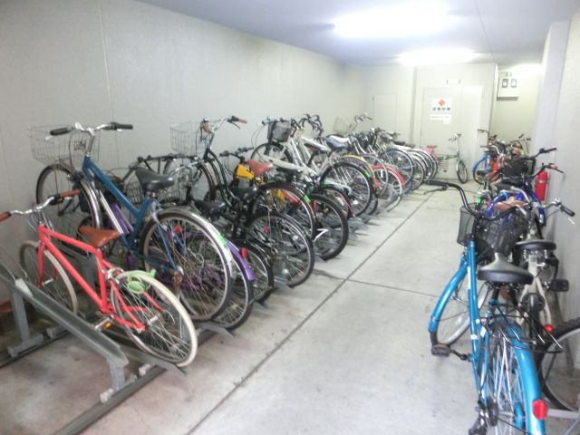 エスリード難波の駐車場