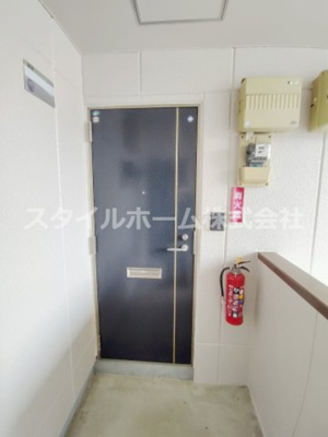 【玄関】 | サンライズフジC | 明るい玄関です