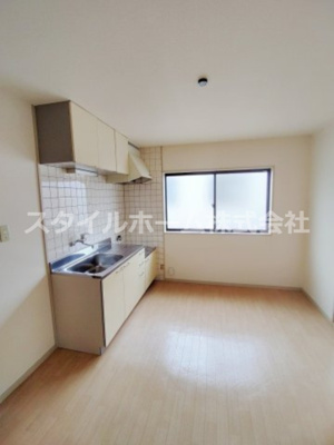 【居間・リビング】 | サンライズフジC | こちらのリビングで趣味の時間をお楽しみください