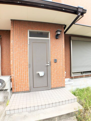花井メゾネット借家の玄関
