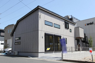 【外観】 | 2LDK+Sの平屋仕様になります。
車種によりますが駐車2台可能です。
