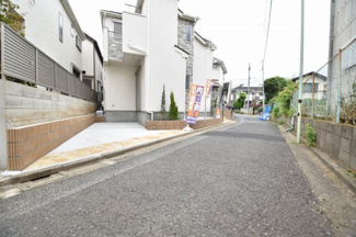 【前面道路含む現地写真】 | 交通量は少なめで小さなお子様にも安心の立地です。