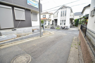 【前面道路含む現地写真】 | 現地見学や資料請求などお気軽にお問合わせ下さい。
周辺環境とあわせて現地ご案内致します。