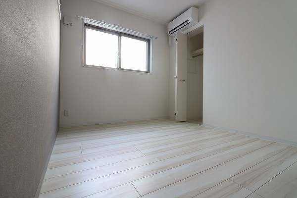 コンフォールパレ新町二条の洋室