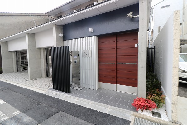 コンフォールパレ新町二条のエントランス