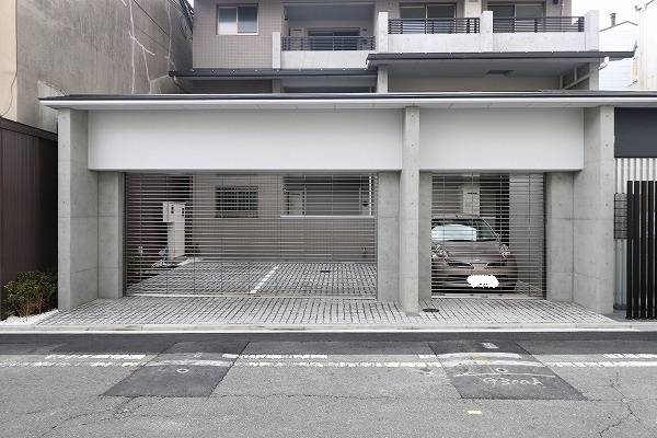 コンフォールパレ新町二条の駐車場