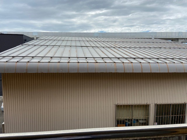 アペックス開発の展望|バルコニーからの眺望です。目の前が（株）ホクシン様の建物で屋根です。眺望は残念ですが、陽の光は入り、お部屋は暗くはありませんでした。