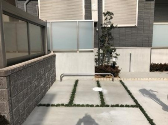 リヤンドファミーユの駐車場