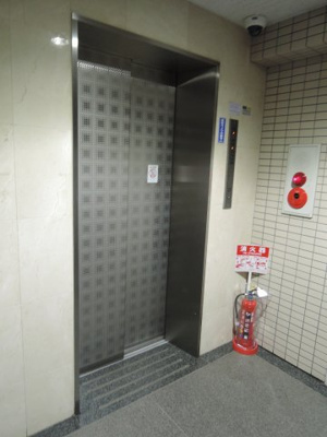 【その他共用部分】 | リッチハウス吉野町 | お買い物時やベビーカーの出し入れに便利なエレベーター付です。