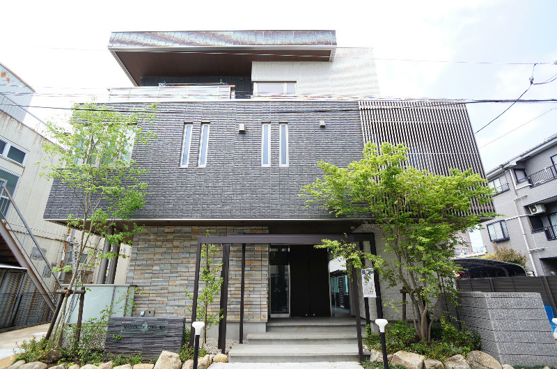 メゾン ド ラピス青戸のエントランス|重厚なエントランスがお出迎え♪