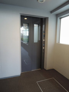 【その他共用部分】 | お買い物時やベビーカーの出し入れに便利なエレベーター付
混雑時にも便利なエレベーター2基付です。