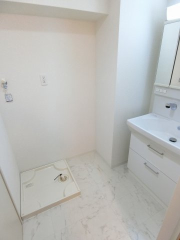 ラフレシーサ医大通りの洗面所|室内に洗濯機置き場があります♪